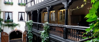 cour du musée alsacien, ancienne maison à colombages avec rambardes en bois