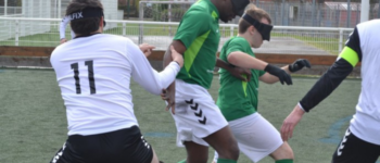 Deux joueurs de cécifoot du Sporting Club de Schiltigheim en plein match contre deux défenseurs adverses. Crédits photos : Sporting Club Schiltigheim.