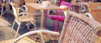 Photo de chaises de terrasses de café