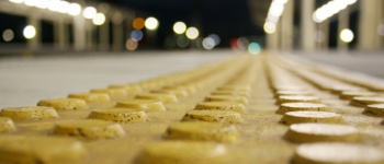 Gros plan sur une bande de guidage dans une gare