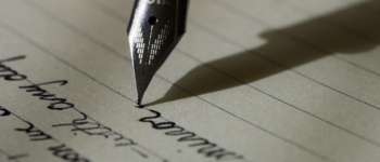 stylo plume qui écrit sur une page