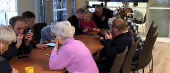 Photo du groupe lors d'un atelier voice over, tout le monde avec son smartphone dans les mains en train d'apprendre le fonctionnement du système