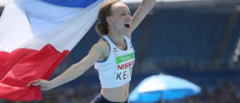 Nantenin Keita en train de courir avec un drapeau français, célébrant sa victoire lors d'une course