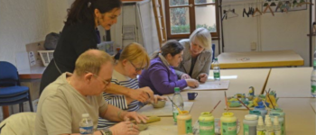 Les membres du Club Iris durant un atelier de poterie