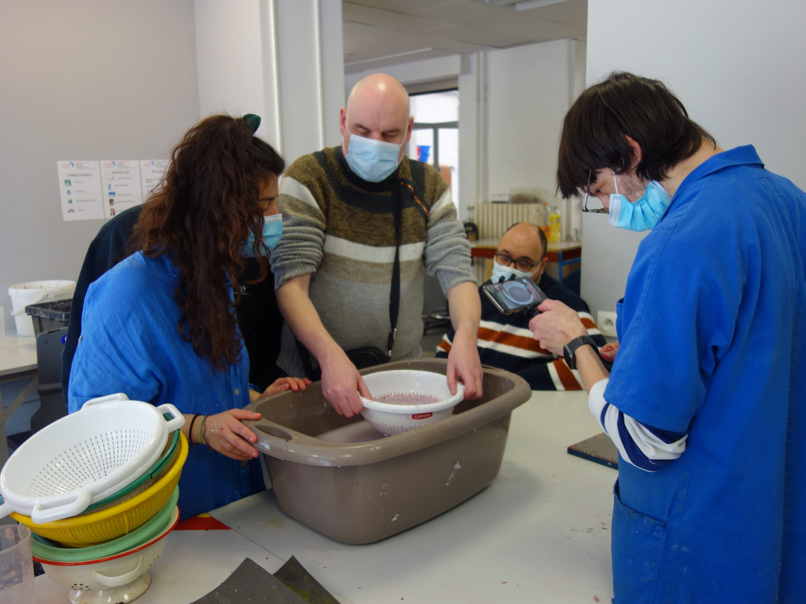 Travail du papier recyclé à l'ESAT c'cité en compagnie de Laura; designer de l'Atelier Bouillons