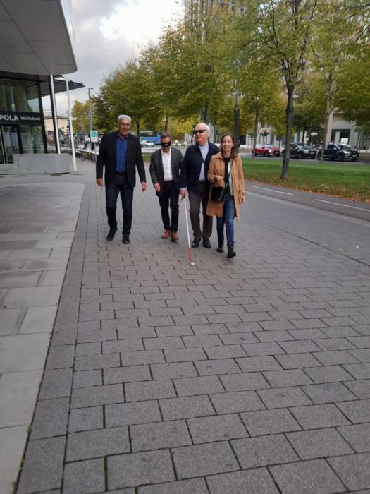 Photo du parcours urbain en situation avec Saïd YAHIAOUI (intervenant pour le cycle de direction générale de l’INET), Maxence CHORVOT (conseiller formation à l’INET), Gabriel REEB, Président de c'cité, Anne-Gaëlle BARTOS, Directrice de c'cité