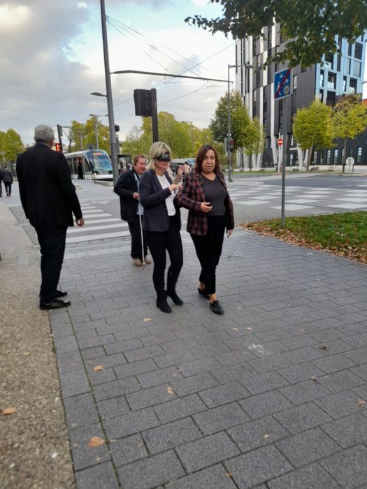 Certains participants expérimentaient un parcours dans le noir tandis que d'autres avaient le rôle de guide.