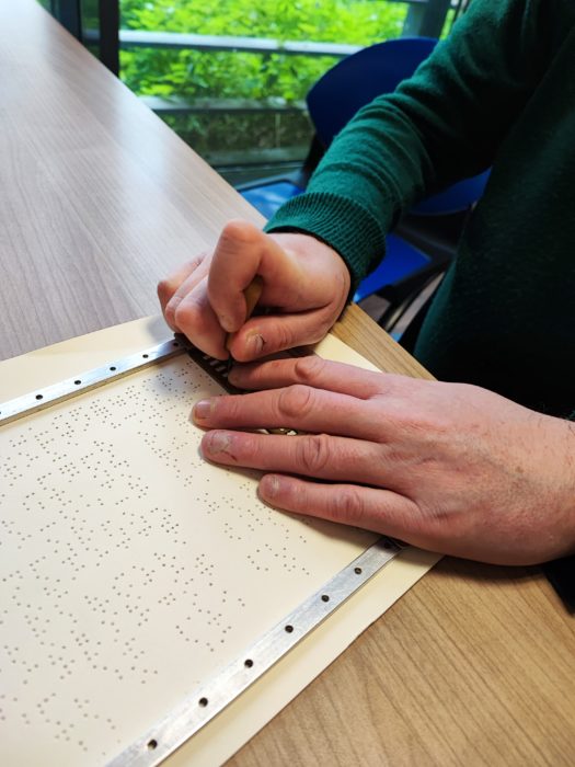 C'est avec sa tablette braille que Joël BRION a pu prendre des notes de sa journée.