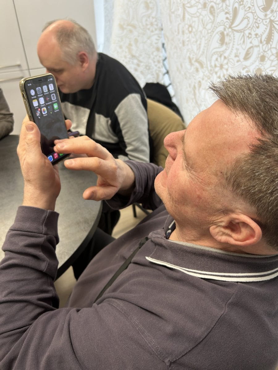 Bruno sur son smartphone