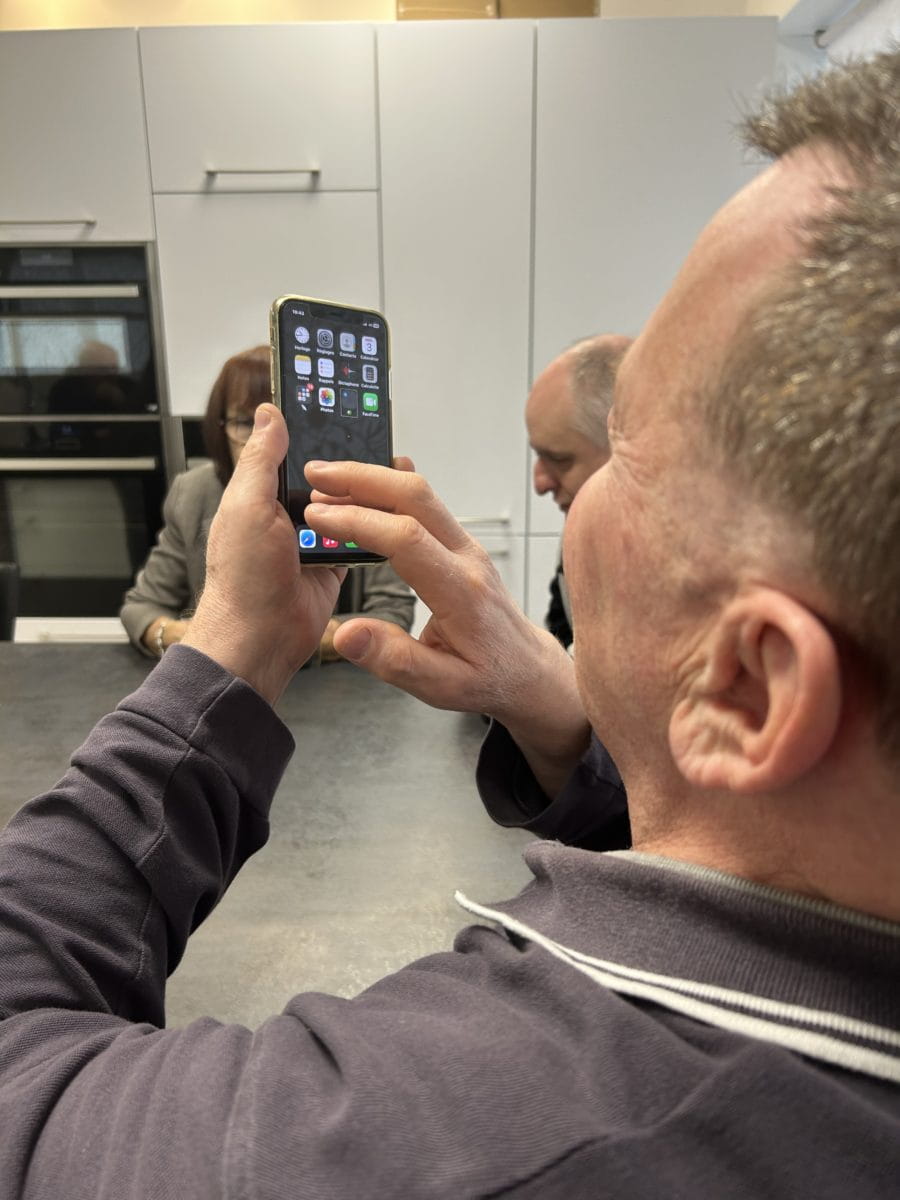 Bruno sur son smartphone