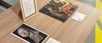 tableaux posés sur une table avec leur fiche description en braille