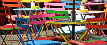 Terrasse d'un café avec de nombreuses chaises colorées