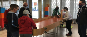 Photo d'une partie de showdown avec plusieurs personnes groupées autour de la table