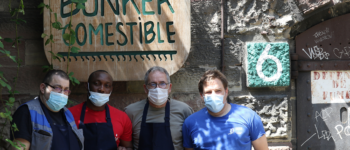 Nos maraîchers posant devant l'entrée du bunker comestible