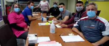 Les salariés assis autour d'une table lors d'un atelier animé par Activ'Action