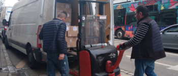 Chargement de colis dans un camion