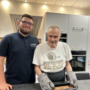 Loïc, animateur de l’ECL, et André, membre de l’association, s’apprêtent à déguster leur gâteau.