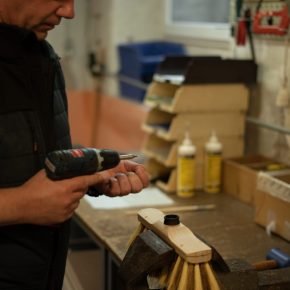 Raphaël, brossier au sein de l’association, en plein travail.