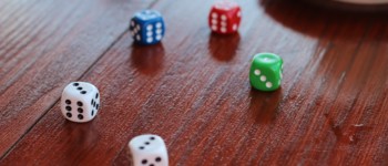 Dés de jeux posés sur une table
