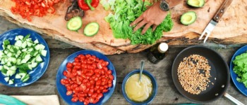 personnes qui coupent des légumes