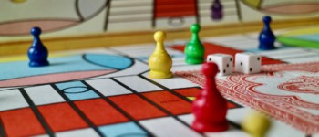 pion posés sur un plateau de jeu