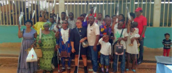 Photo de groupe prise durant la cérémonie de distribution de cannes blanches