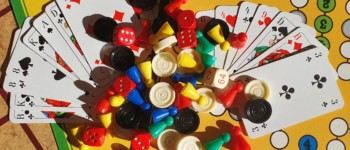 plateau d'un jeu de société avec des pions et des cartes disposés en vrac